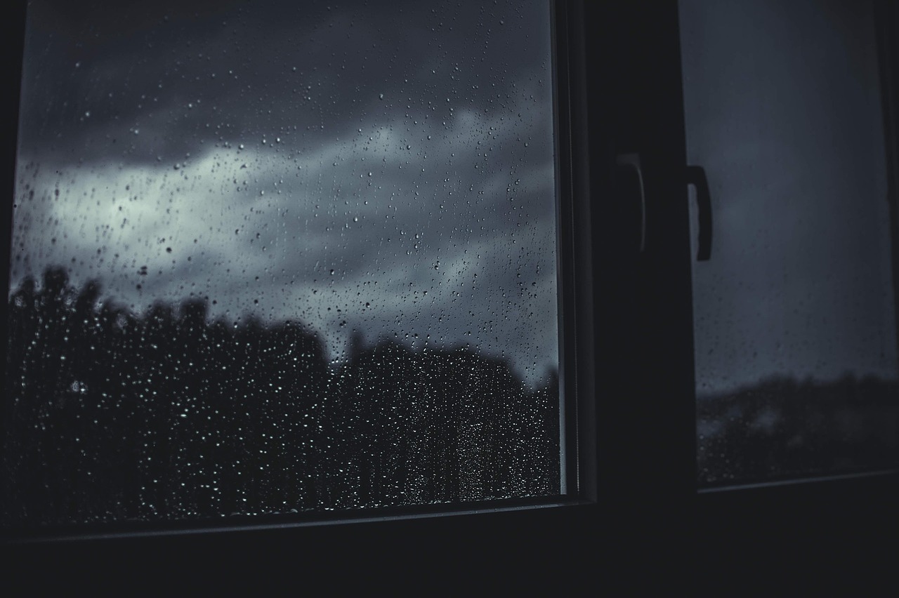 Tyfoonvensters beschermen huis tegen stormschade. Tyfoonvensters beschermen huis tegen stormschade.