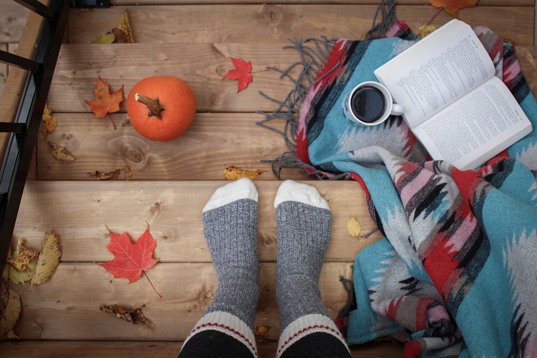 Kaarsen met herfstgeuren en warme tinten. Kaarsen met herfstgeuren en warme tinten.