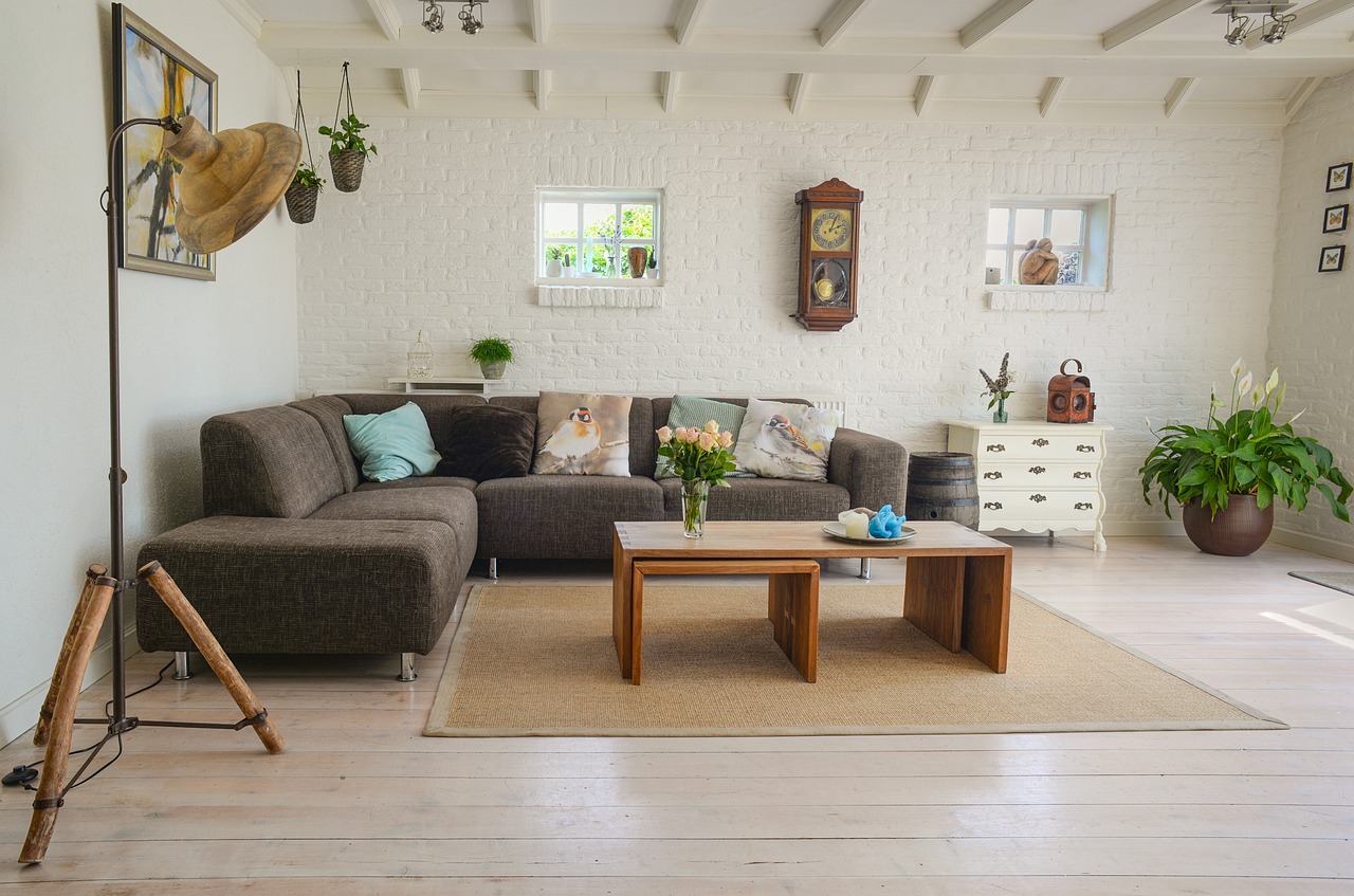Gezellige herfstinterieur met stijlvolle motorposter. Gezellige herfstinterieur met stijlvolle motorposter.