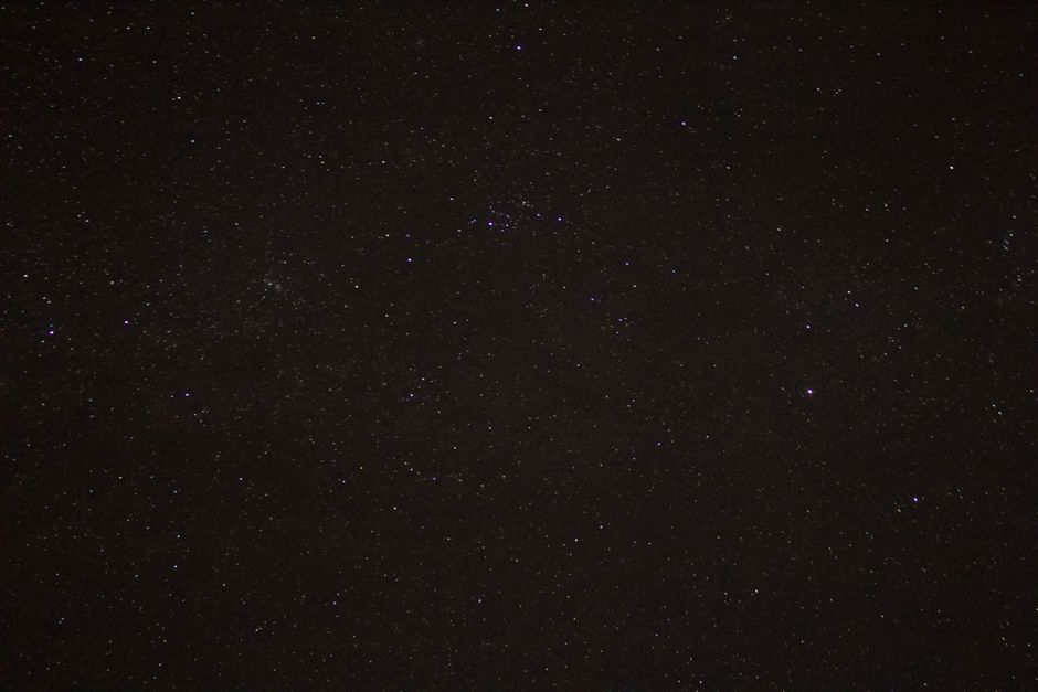 Diepe ruimte fotobehang met planeten en sterrenbeelden.