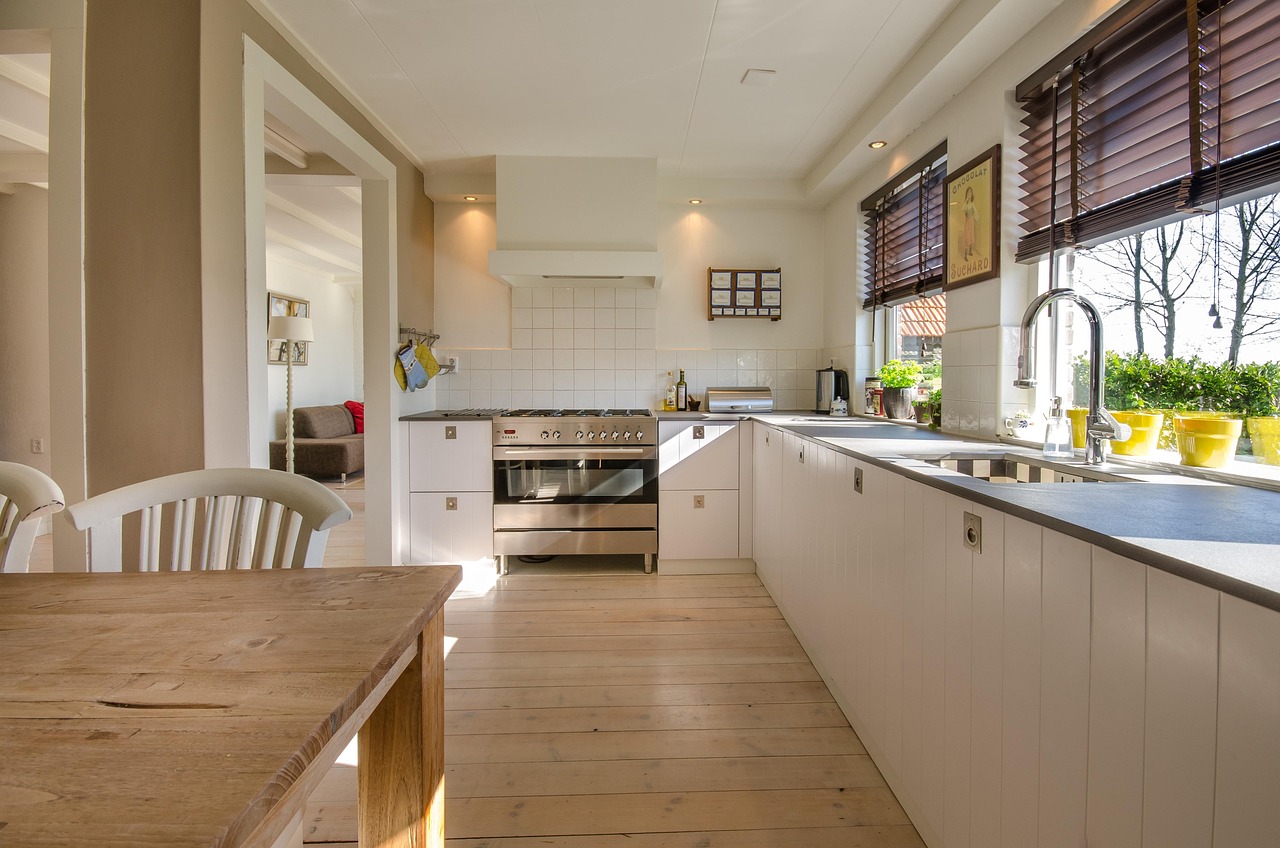 Modulaire kast met herfstdecoraties en multifunctioneel gebruik.